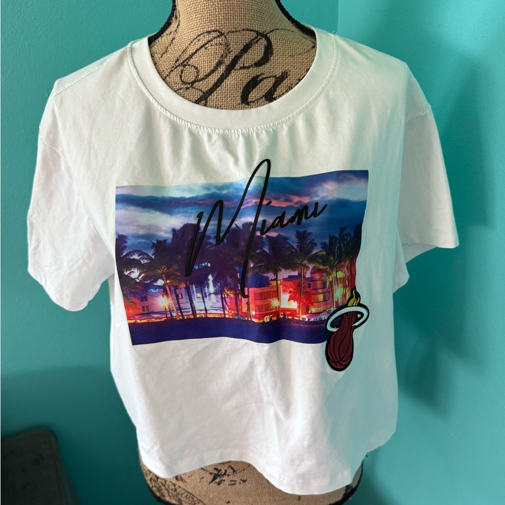 EUC Pro Standard Women’s Miami Heat Short Sleeve Cropped Too Size Medium